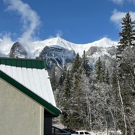 Banff Wood Lodge 坎莫尔 外观 照片