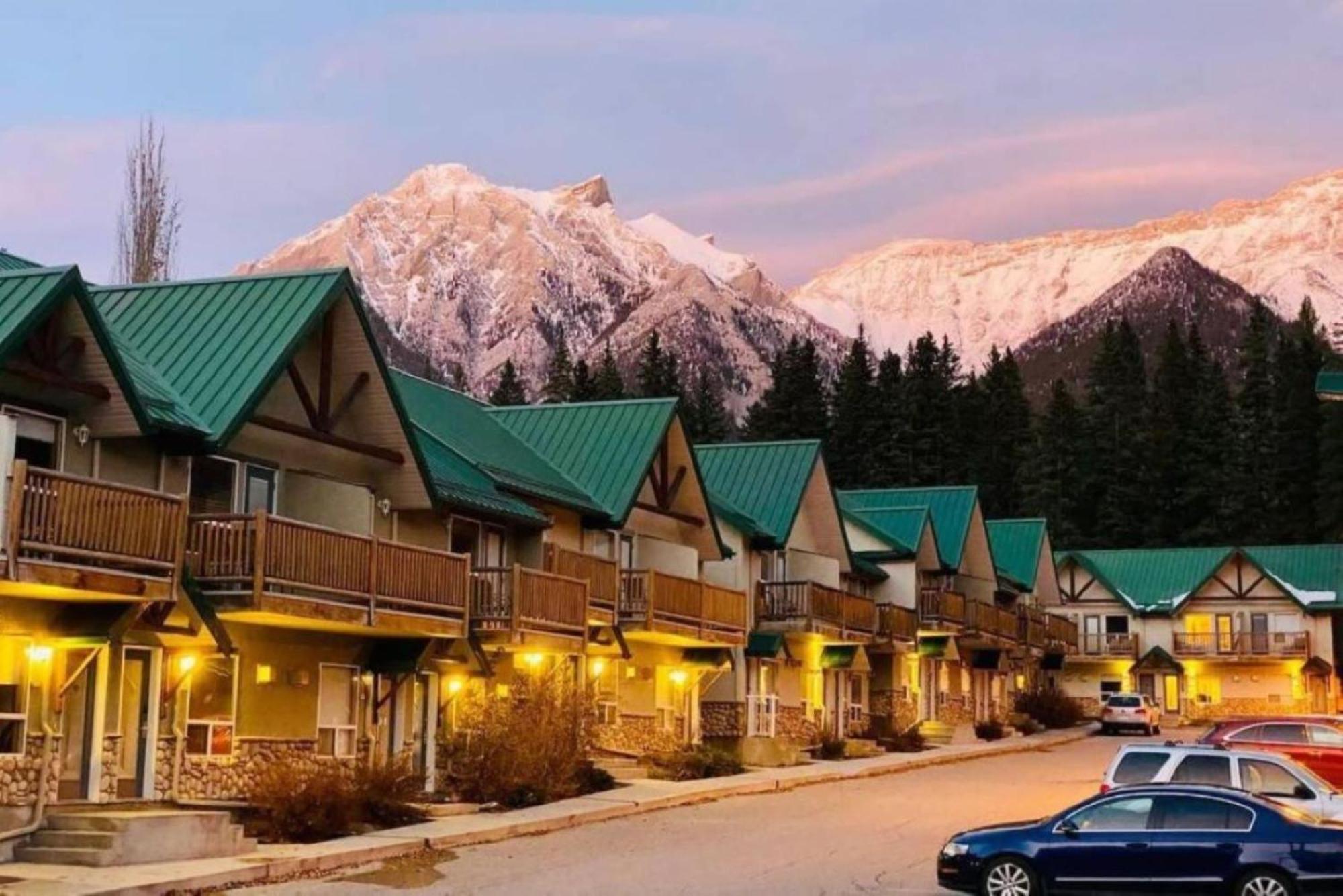 Banff Wood Lodge 坎莫尔 外观 照片