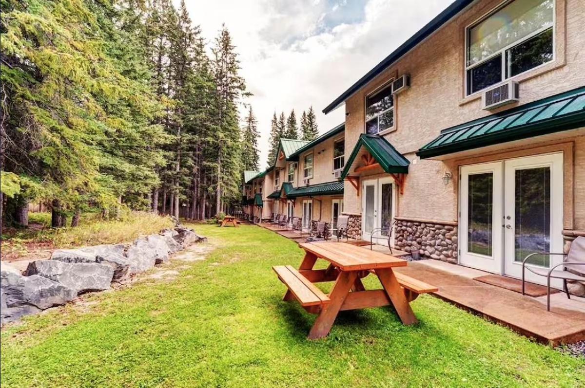 Banff Wood Lodge 坎莫尔 外观 照片