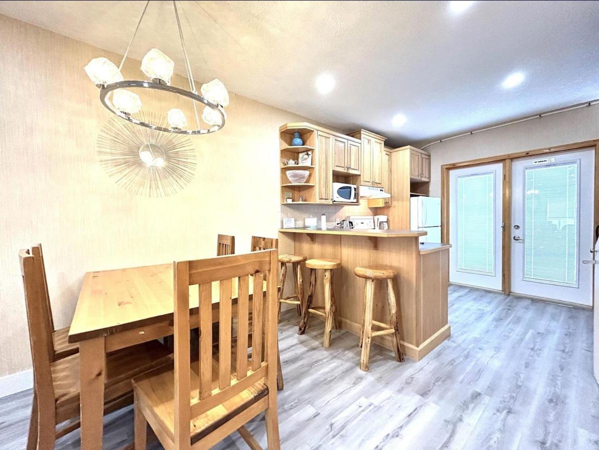 Banff Wood Lodge 坎莫尔 外观 照片