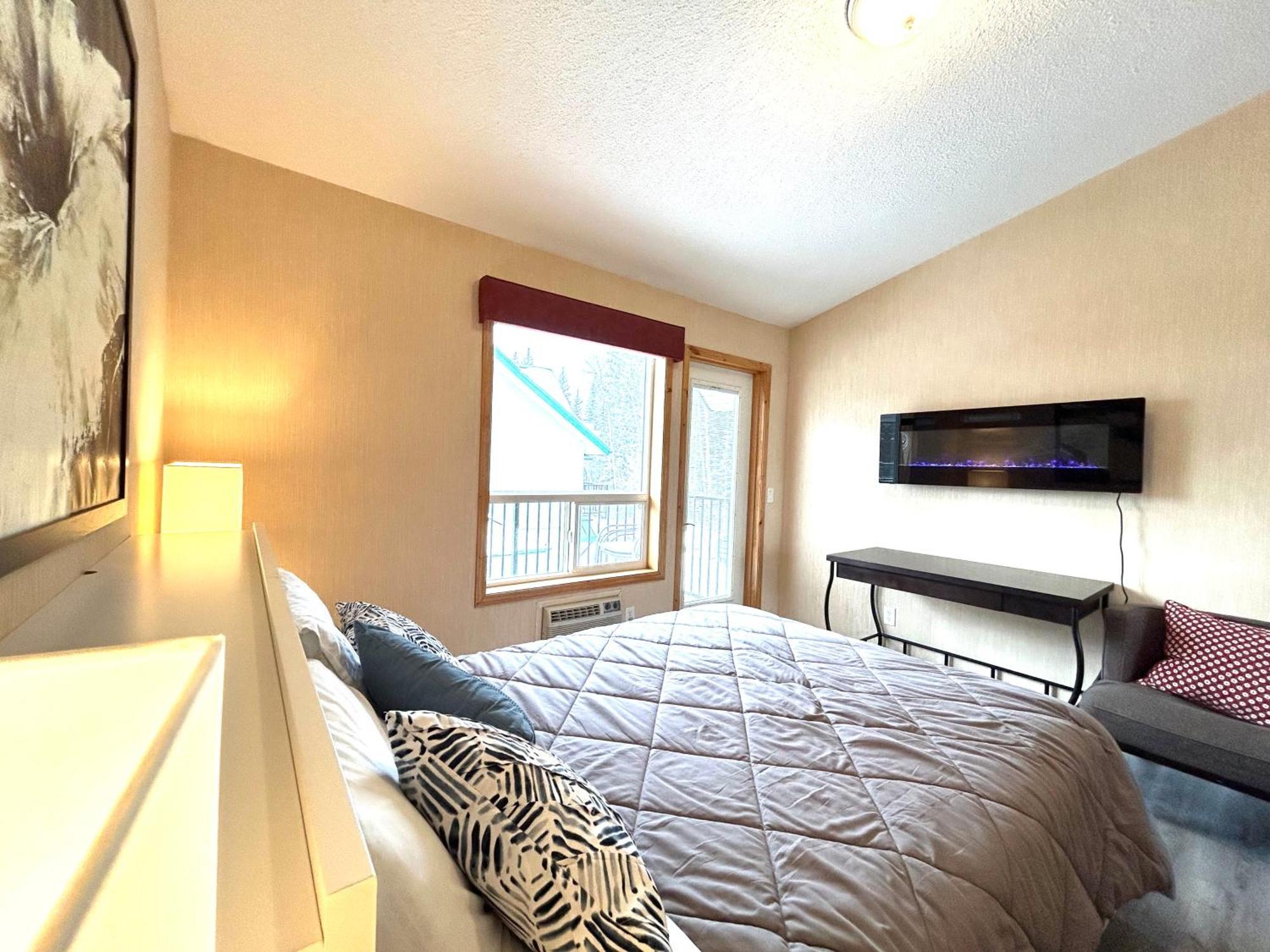 Banff Wood Lodge 坎莫尔 外观 照片