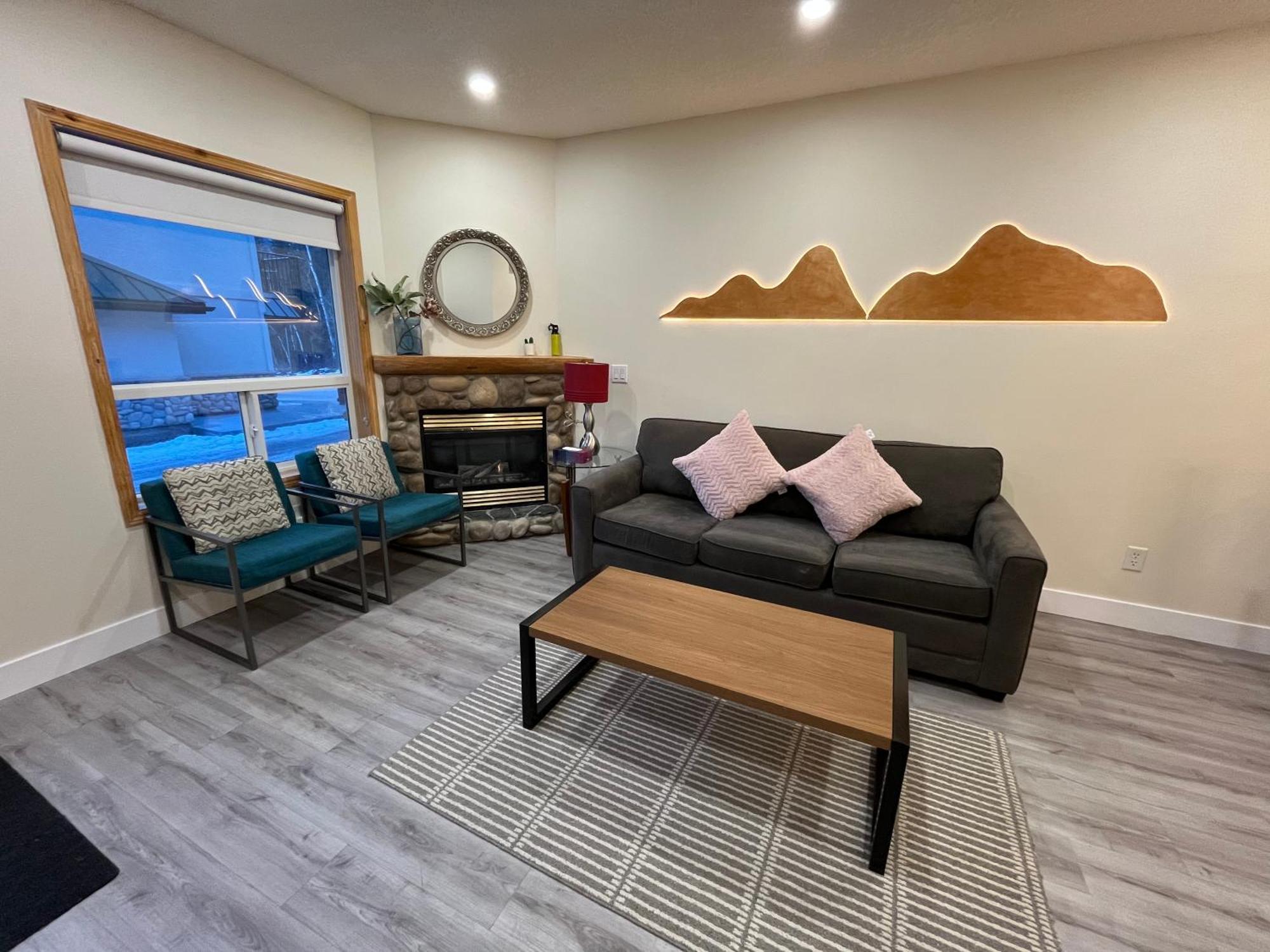 Banff Wood Lodge 坎莫尔 外观 照片