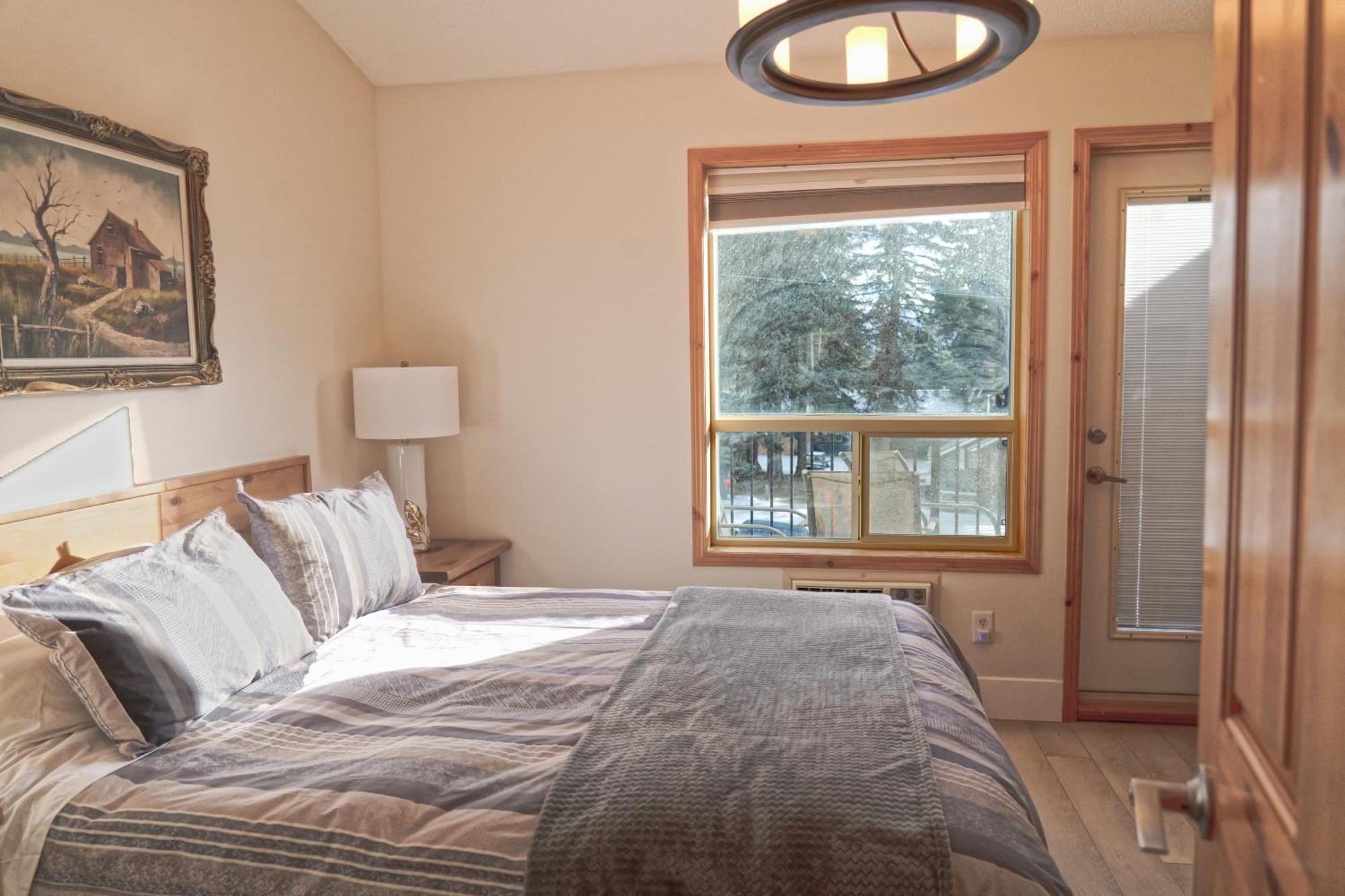 Banff Wood Lodge 坎莫尔 外观 照片