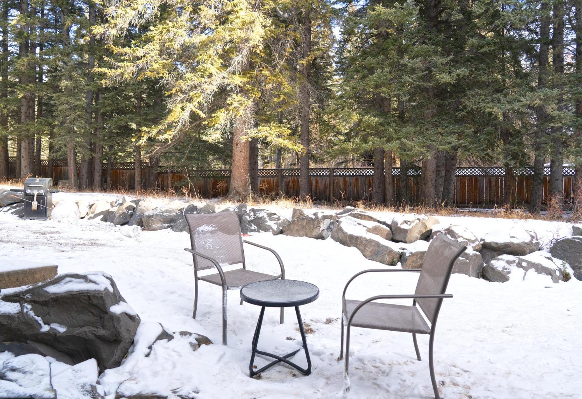 Banff Wood Lodge 坎莫尔 外观 照片