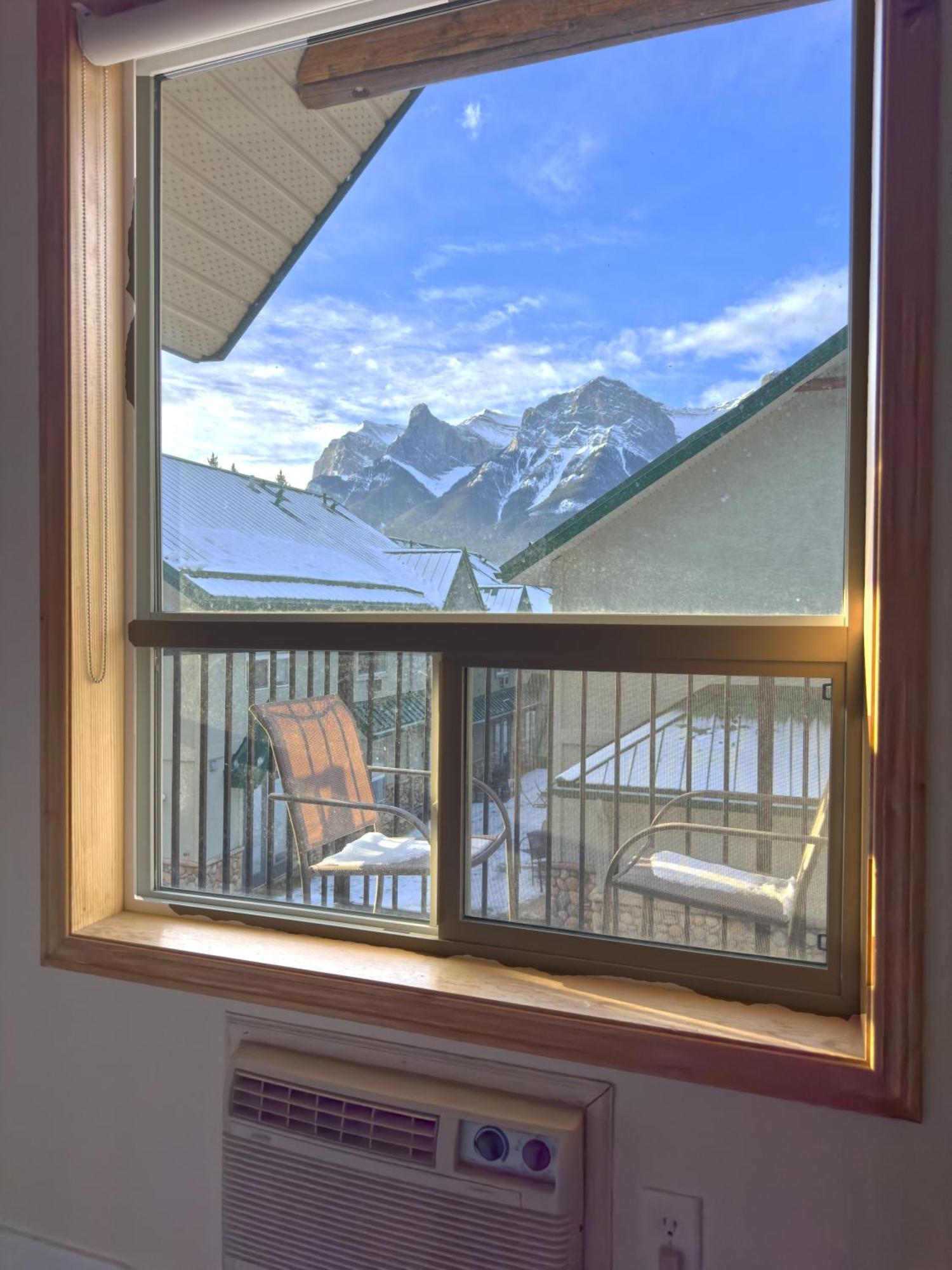 Banff Wood Lodge 坎莫尔 外观 照片
