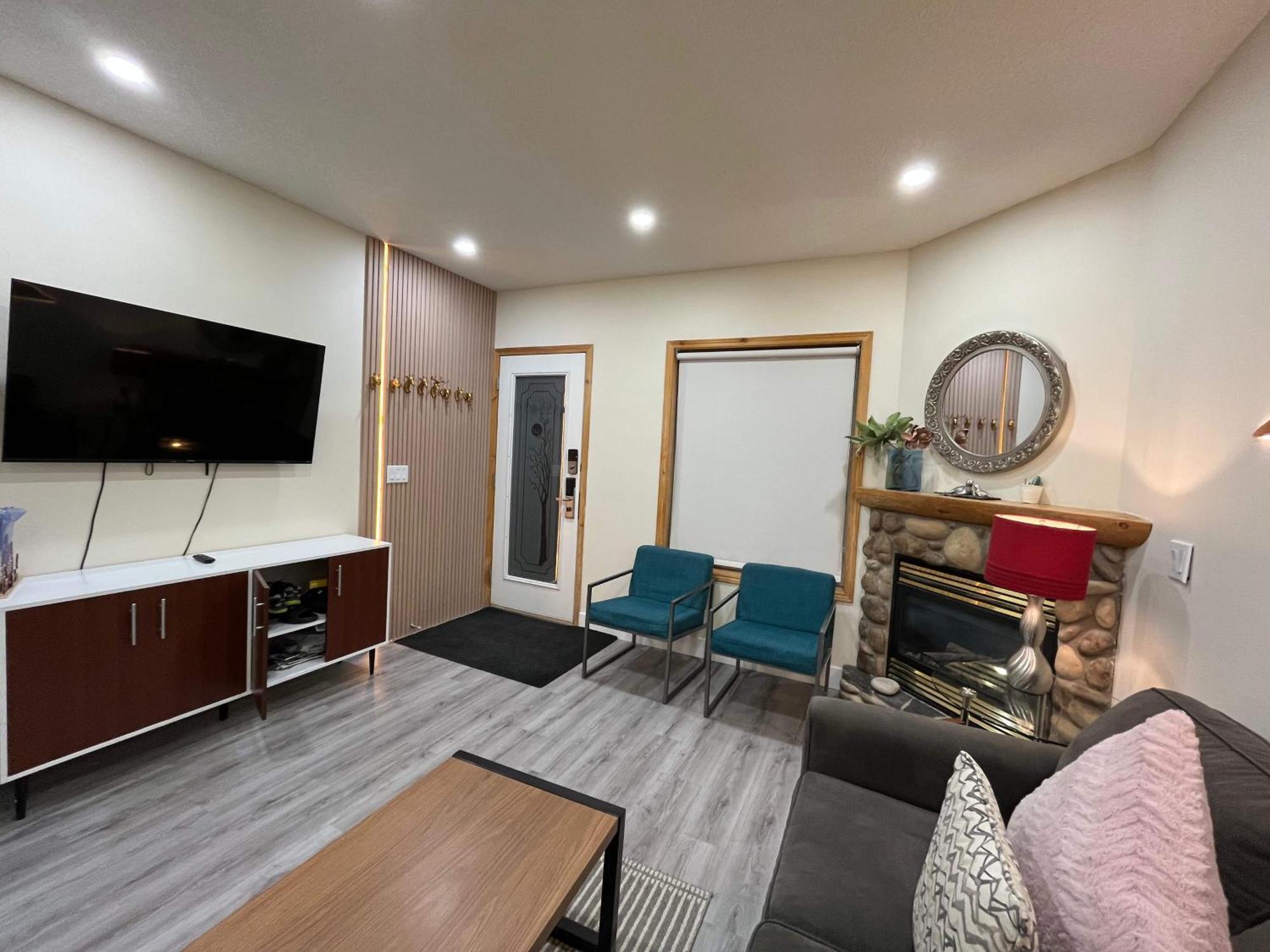 Banff Wood Lodge 坎莫尔 外观 照片