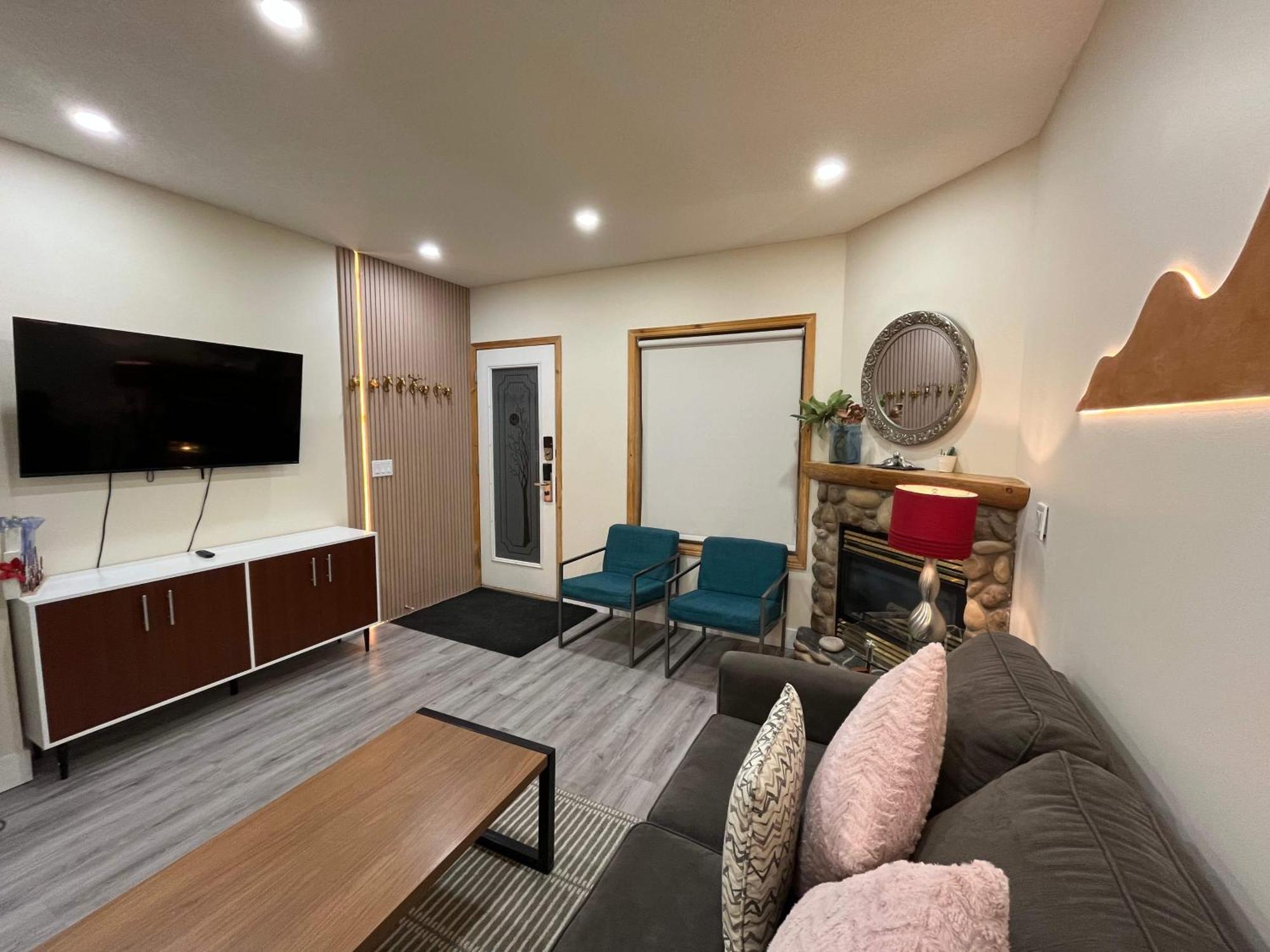 Banff Wood Lodge 坎莫尔 外观 照片