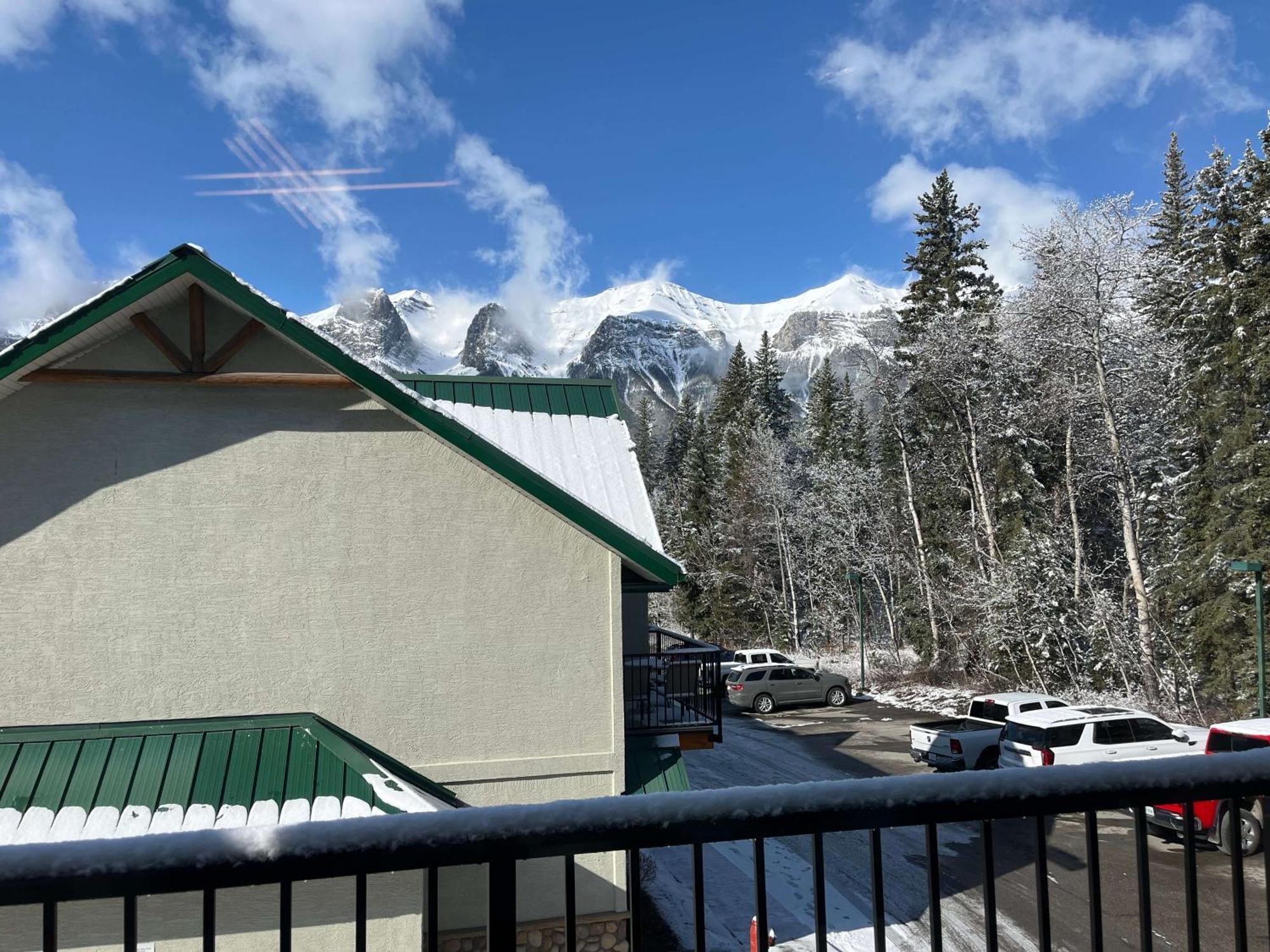 Banff Wood Lodge 坎莫尔 外观 照片