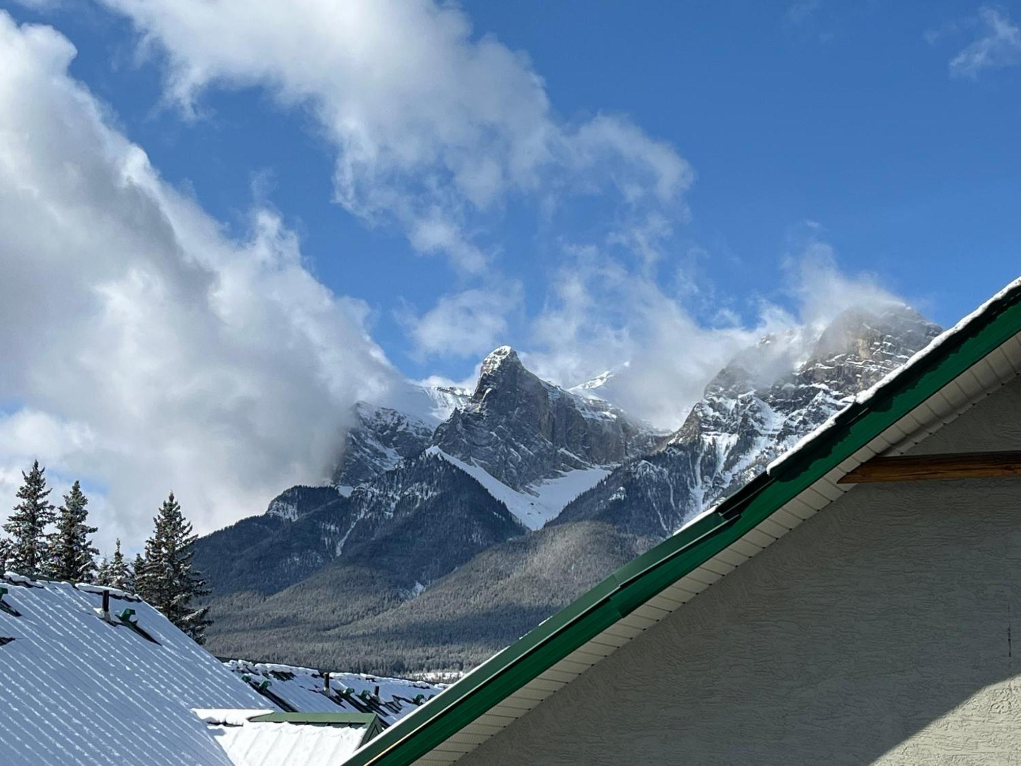 Banff Wood Lodge 坎莫尔 外观 照片