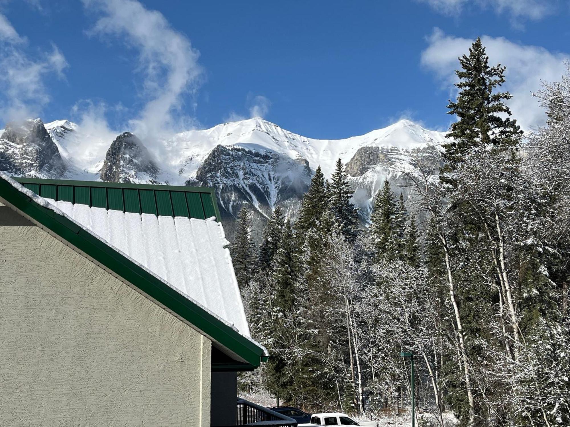 Banff Wood Lodge 坎莫尔 外观 照片